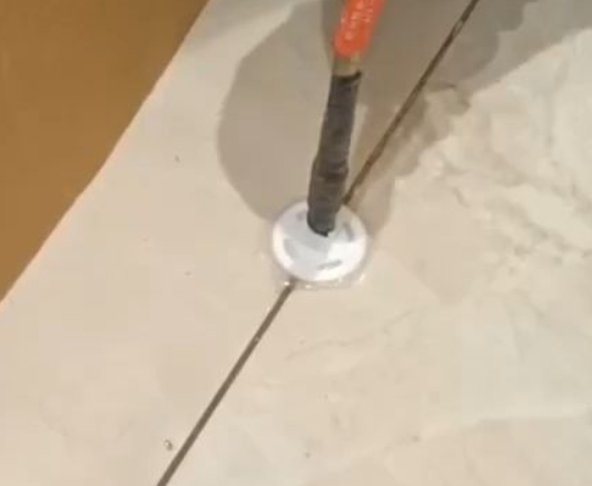 孟村瓷砖空鼓维修公司专业解答瓷砖在铺贴过程中，如果没有涂抹均匀到位的粘结材料（如水泥砂浆或瓷砖胶），可能会导致以下问题